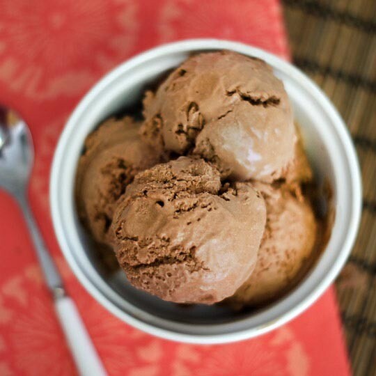 Inghetata cu ciocolata, crema si lapte de cocos