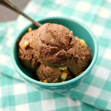 Înghețată cu ciocolata si nuci