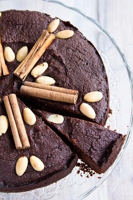 Brownie cu ciocolata, curmale si scortisoara