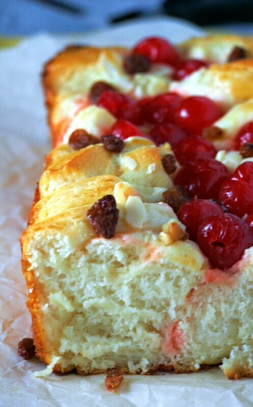 Chec cu cirese de Maraschino, migdale si stafide