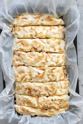 Keto banana bread cu glazura din crema de branza