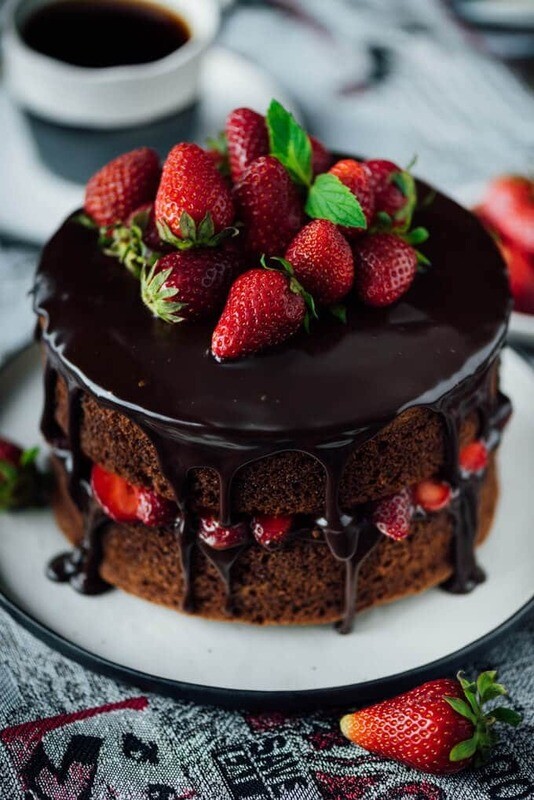 Tort de ciocolata cu capsuni
