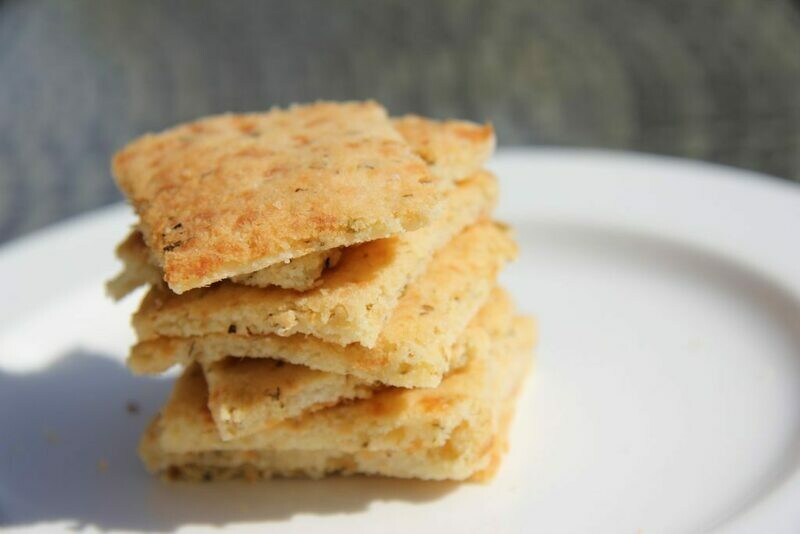 Crackers cu mozzarella si usturoi