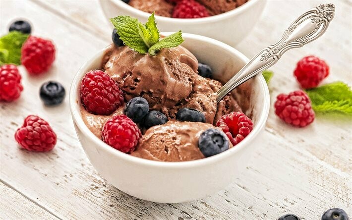 Inghetata cu ciocolata, crema, lapte de cocos si fructe de padure