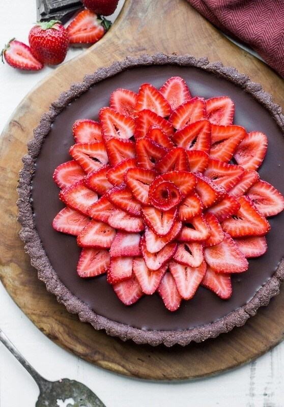 Tarta cu ciocolata si capsuni