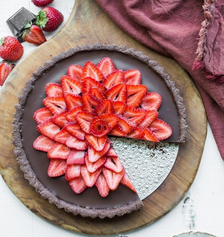 Tarta cu ciocolata si capsuni