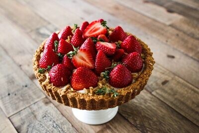 Tarta cu capsuni si crema de cocos