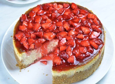 Cheesecake clasic cu topping de capsuni