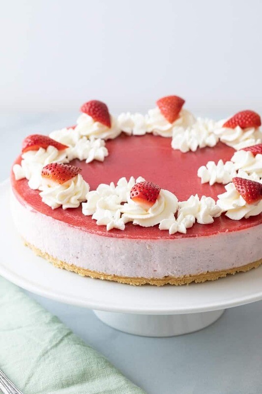 Tort cu mousse de capsuni