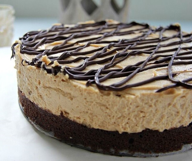 Brownie cheesecake cu unt de arahide low-carb