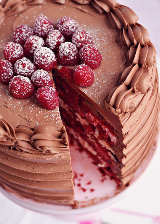 Tort Red Velvet cu zmeura si ciocolata keto si low-carb
