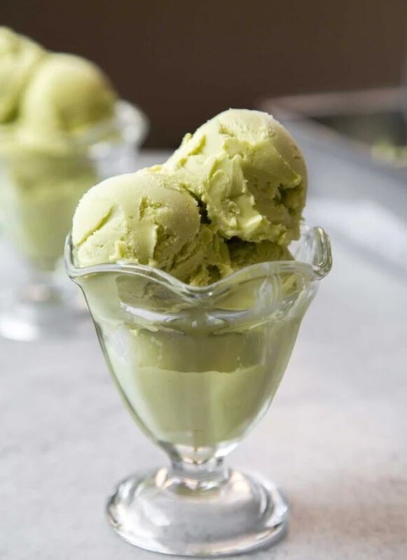 Inghetata cu avocado si ciocolata alba keto