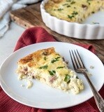 Quiche keto cu bacon si branzeturi