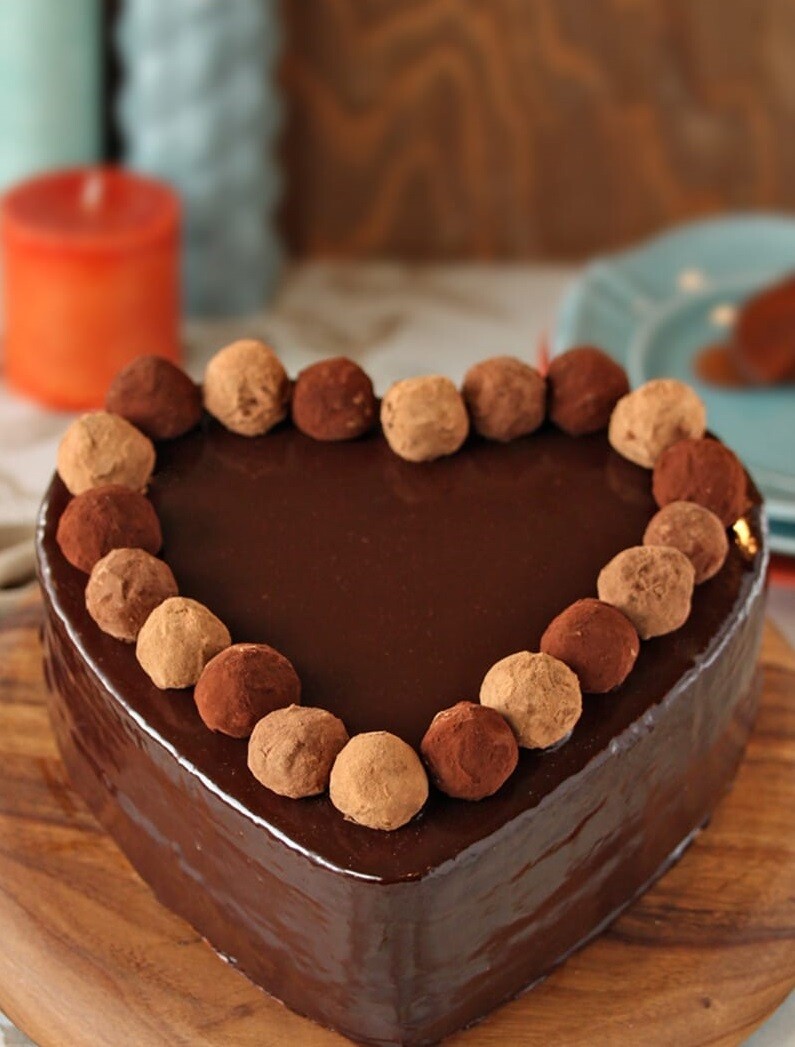Tort cheesecake de ciocolata cu trufe inima keto