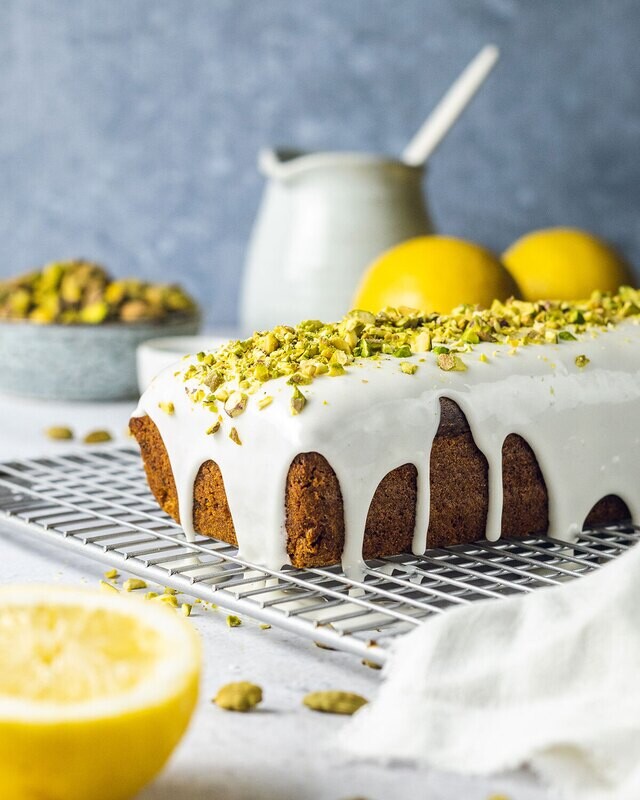 Chec vegan cu fistic, lamaie si cardamom