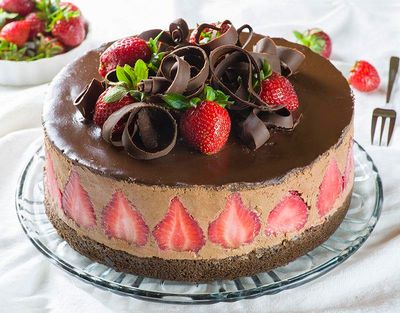 Tort artizanal cu mousse de ciocolata si capsuni