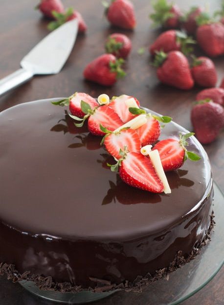 Tort de ciocolata cu insert de capsuni