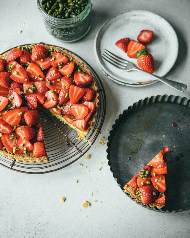 Tarta de capsune si frangipan cu fistic