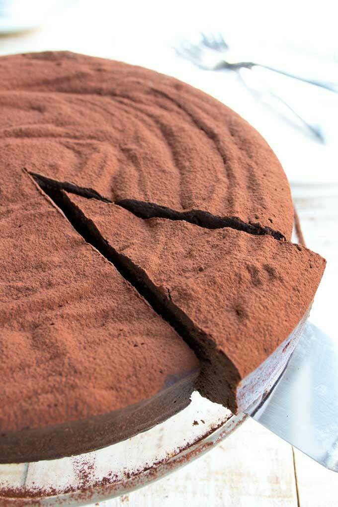Tort dens de ciocolată (keto &amp; low carb)