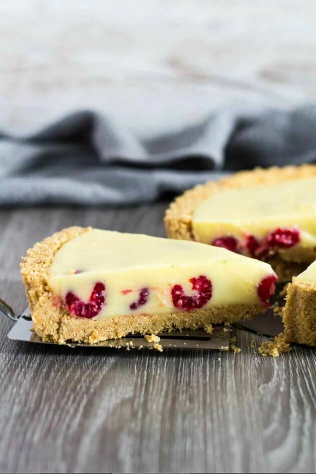 Tarta cu ciocolata alba si zmeura