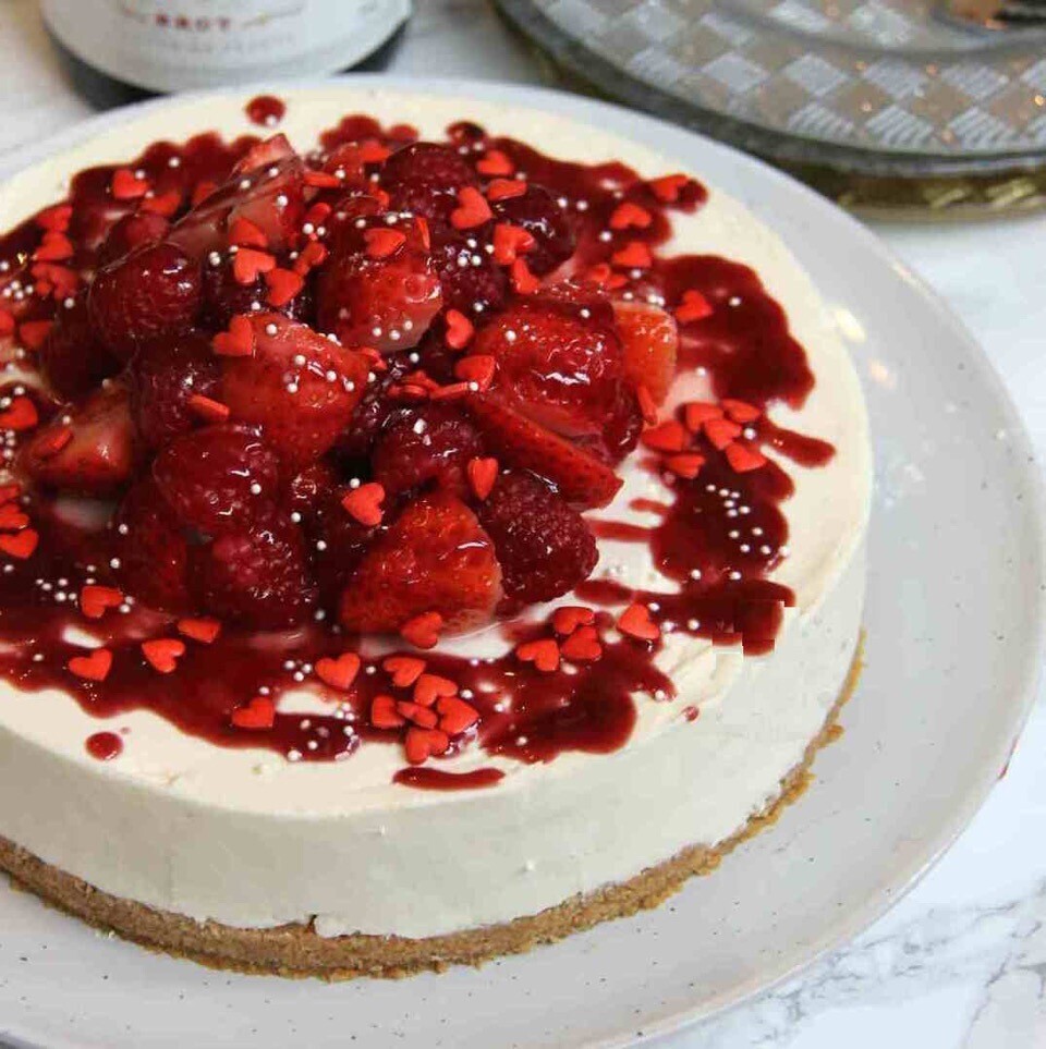 Tort - Cheesecake cu prosecco, căpșuni și zmeură, fără zahăr (keto &amp; low carb)