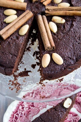 Brownie cu ciocolata, curmale si scortisoara