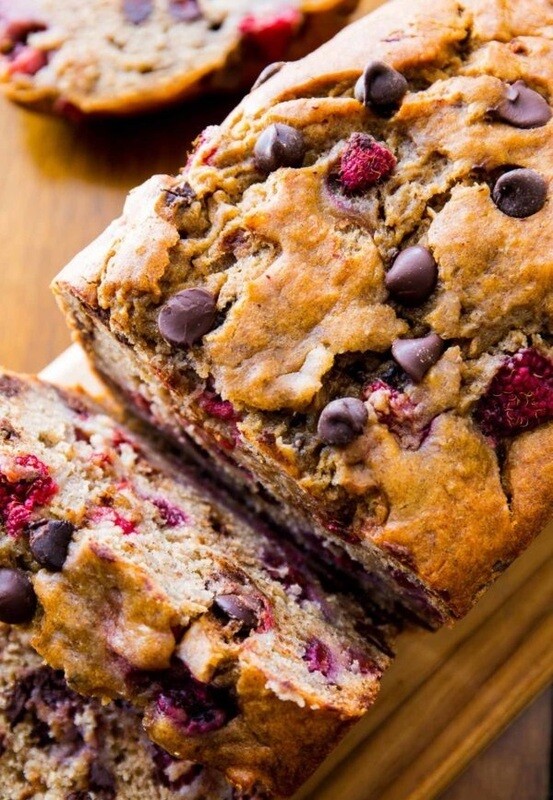 Banana bread cu zmeura si ciocolata