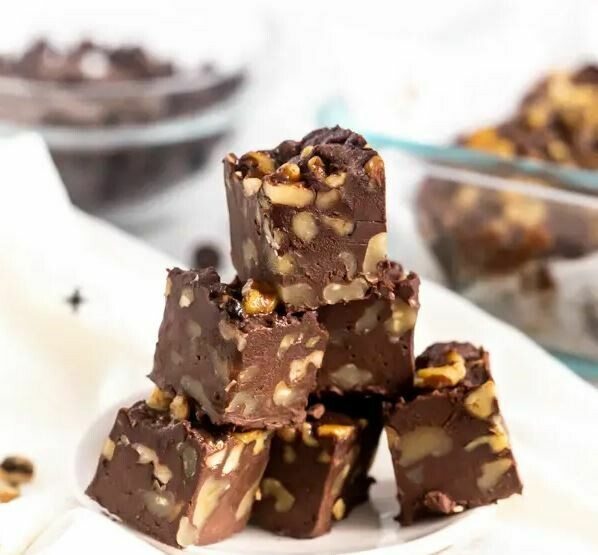 Fudge de ciocolată cu nuci, fără zahăr (keto &amp; low-carb)