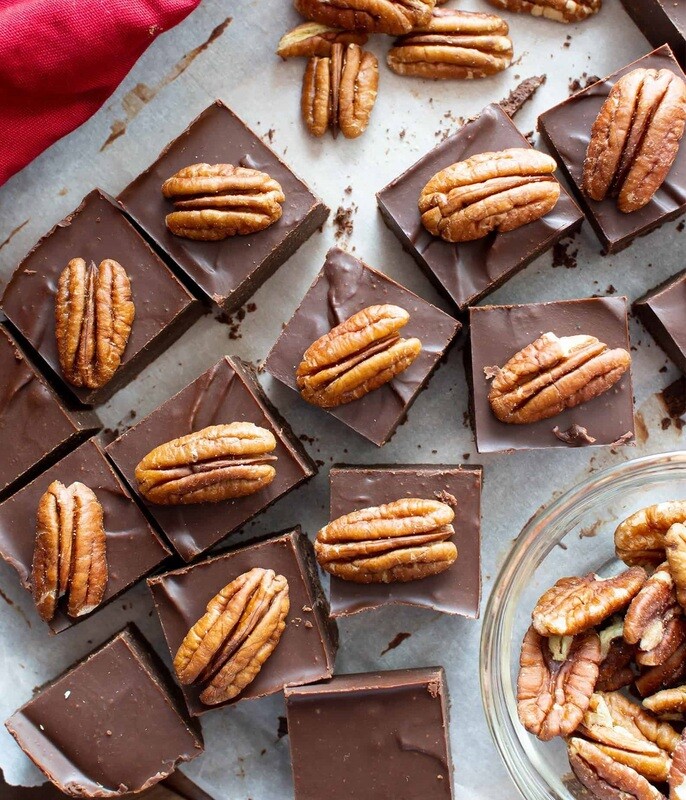 Fudge de ciocolată cu nuci pecan, fără zahăr (keto &amp; low-carb)