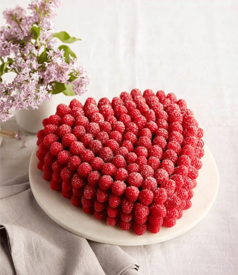 Tort artizanal inima decorat cu zmeura keto