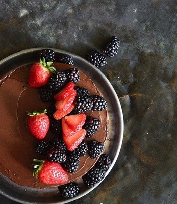 Tort de ciocolată cu fructe de pădure (keto &amp; low carb)