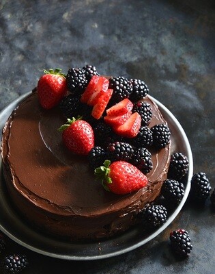 Tort low-carb de ciocolata cu capsuni si mure