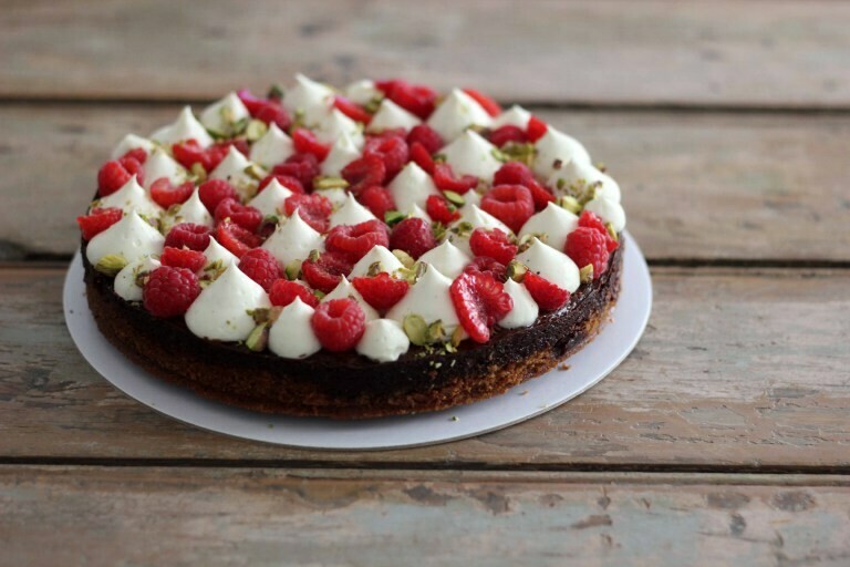 Tort cu mascarpone, zmeura si fistic gluten free
