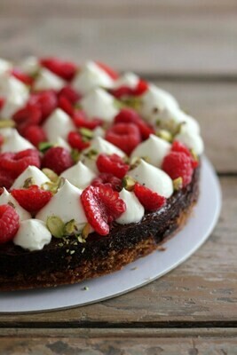 Tort cu mascarpone, zmeură și fistic (fără gluten)
