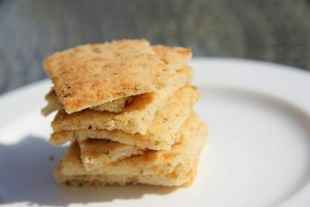 Crackers cu mozzarella si usturoi