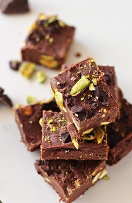 Fudge cu fistic și bucăți de ciocolată, fără zahăr (keto &amp; low-carb)