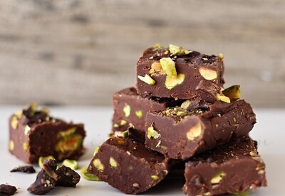 Fudge cu fistic și bucăți de ciocolată, fără zahăr (keto &amp; low-carb)