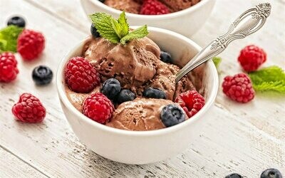 Inghetata cu ciocolata, crema, lapte de cocos si fructe de padure