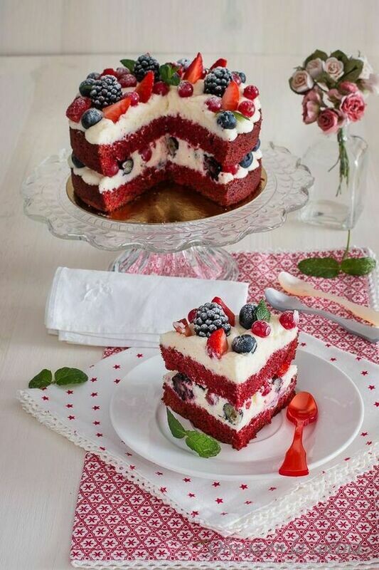 Tort Red Velvet keto cu fructe de padure