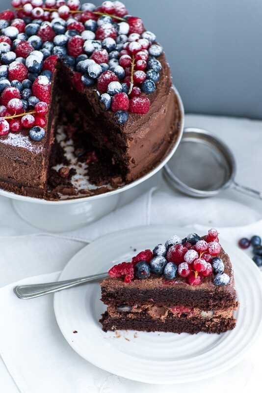 Tort de ciocolata si mascarpone cu fructe de padure