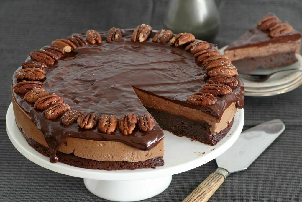 Tort artizanal cu ciocolata si nuci pecan