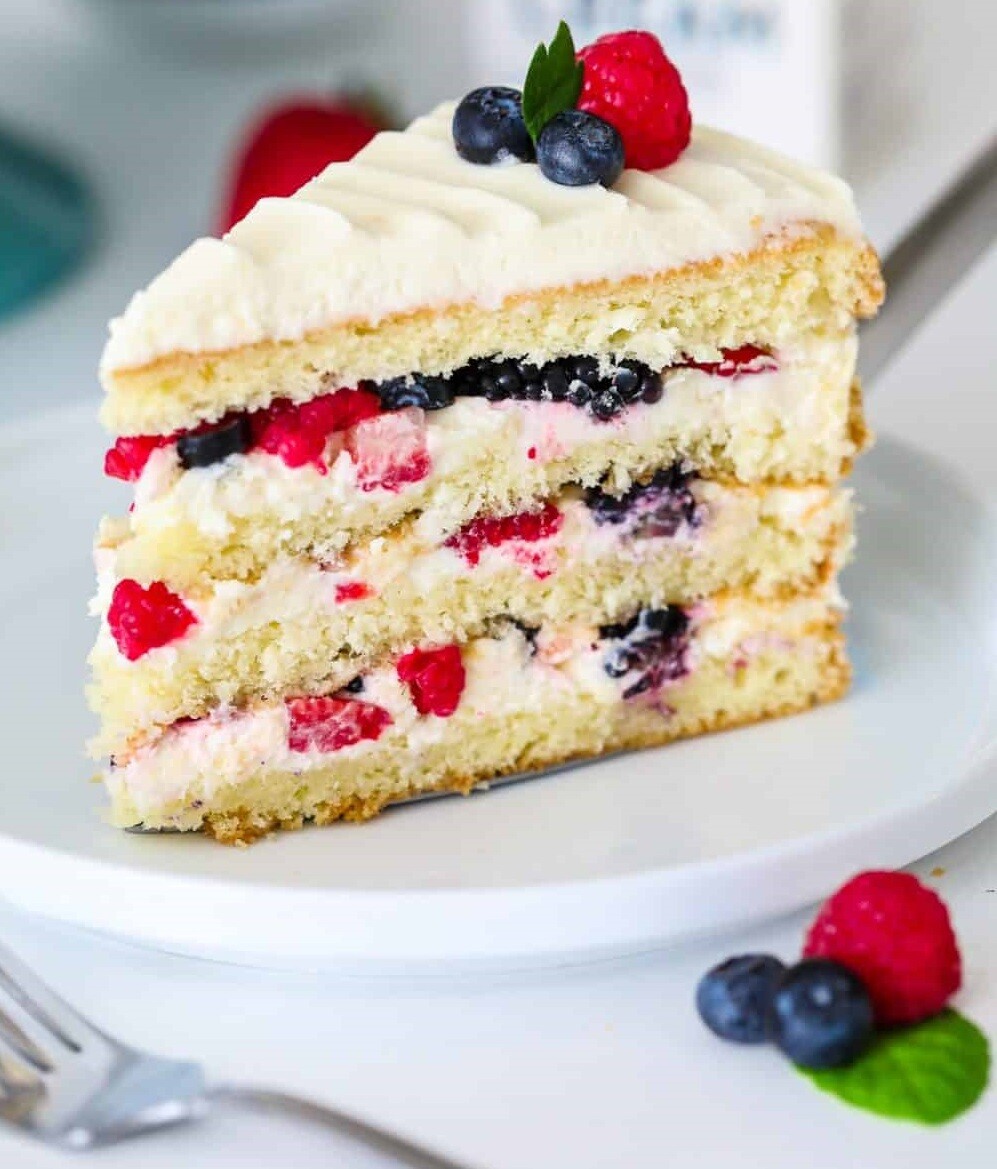 Tort cu cremă chantilly și fructe de pădure