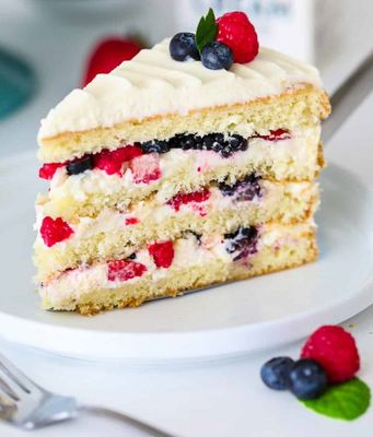 Tort cu cremă chantilly și fructe de pădure