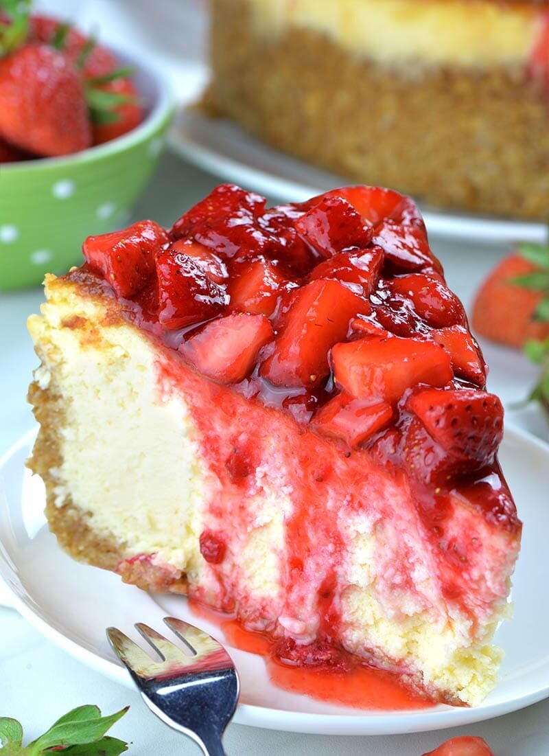 Cheesecake copt cu topping de căpșuni