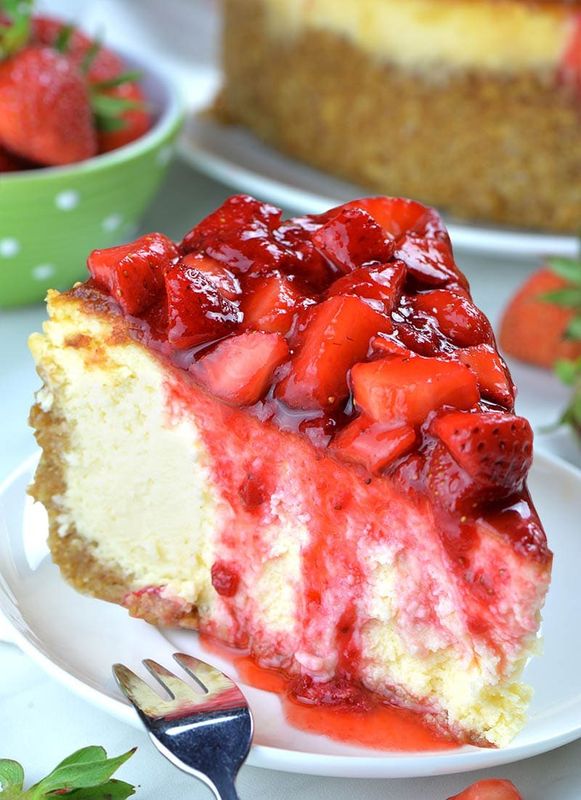 Cheesecake copt cu topping de căpșuni