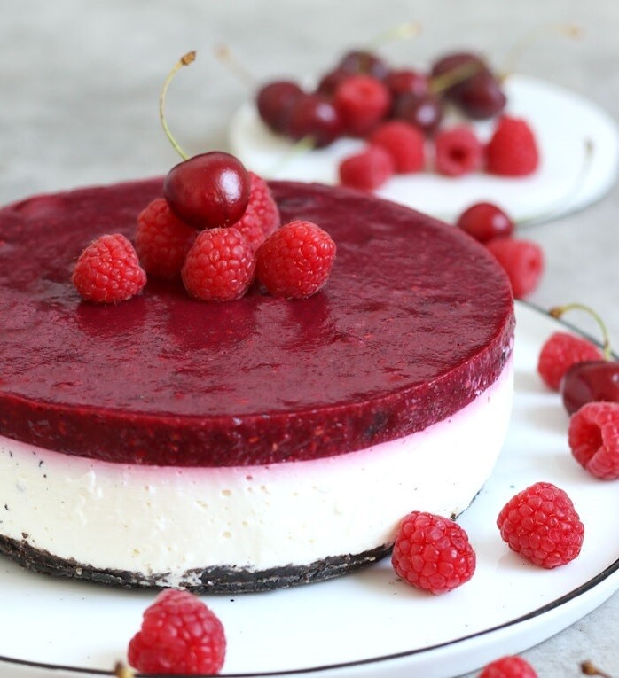 Tort artizanal cu iaurt si fructe de padure