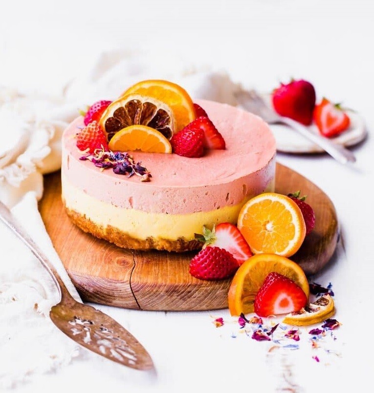 Tort de portocale cu căpșuni, fără zahăr și vegan (keto &amp; low-carb)