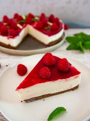 Cheesecake de ciocolată albă și zmeură, fără zahăr (keto &amp; low carb)
