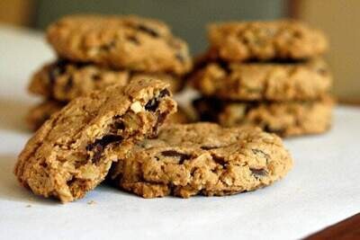 Cookie cu unt de arahide, fulgi de ovaz si ciocolata