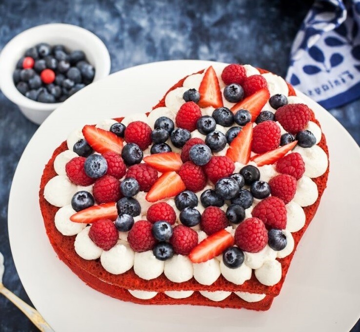 Tort inima Red Velvet keto cu fructe de padure